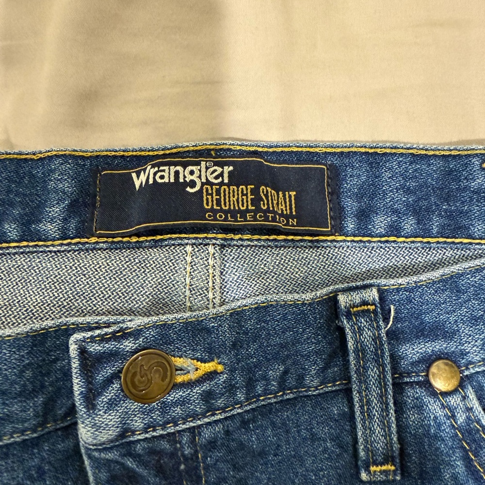 Wrangler Blue Relaxed Fit Jeans Timeless Style - Picture 4 of 9